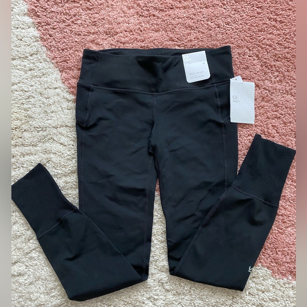 NWT Black Gap GFast Studio Legging. Regular Rise Fitted through the thigh -M